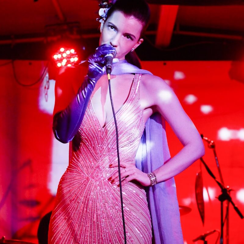 Chrysta Bell, autorica: Doris Fatur