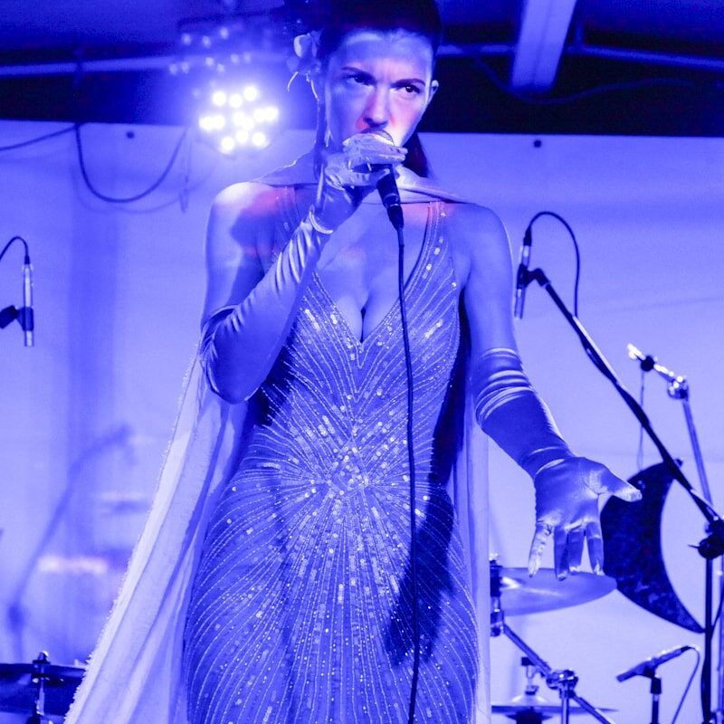 Chrysta Bell, autorica: Doris Fatur