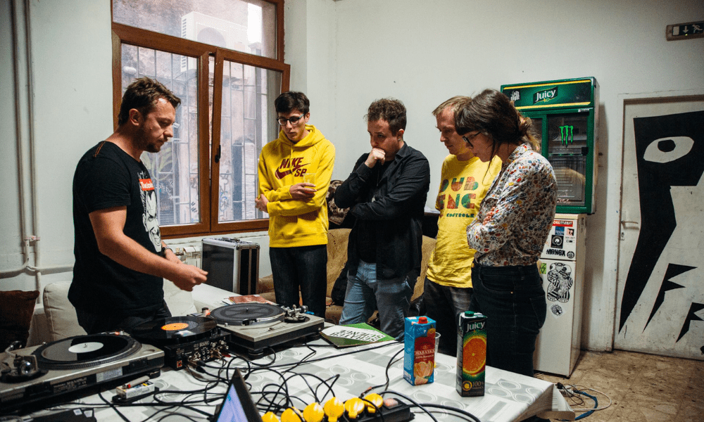 ”Mala škola vinila”, autorica: Stephany Stefan