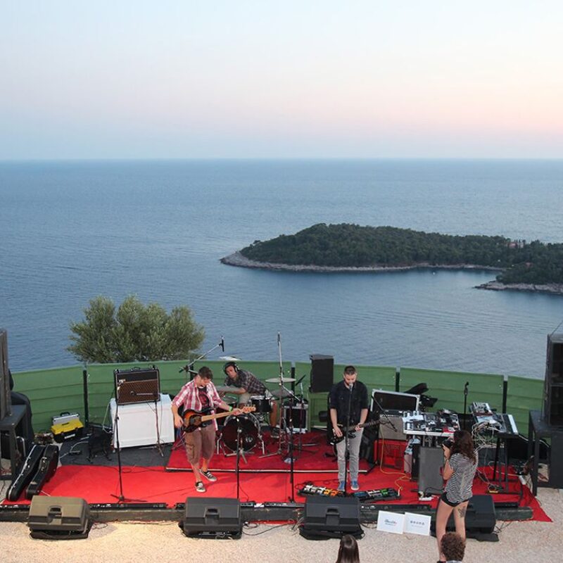 Quasarr + Morso + S3ngs + Big Strip Gorila + Moskva + Orvel + Embassy 516 + Valetudo + Feredon + Yaye + NLV + Dinamit duo, autorica: Kristina Barišić