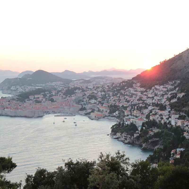 Quasarr + Morso + S3ngs + Big Strip Gorila + Moskva + Orvel + Embassy 516 + Valetudo + Feredon + Yaye + NLV + Dinamit duo, autorica: Kristina Barišić