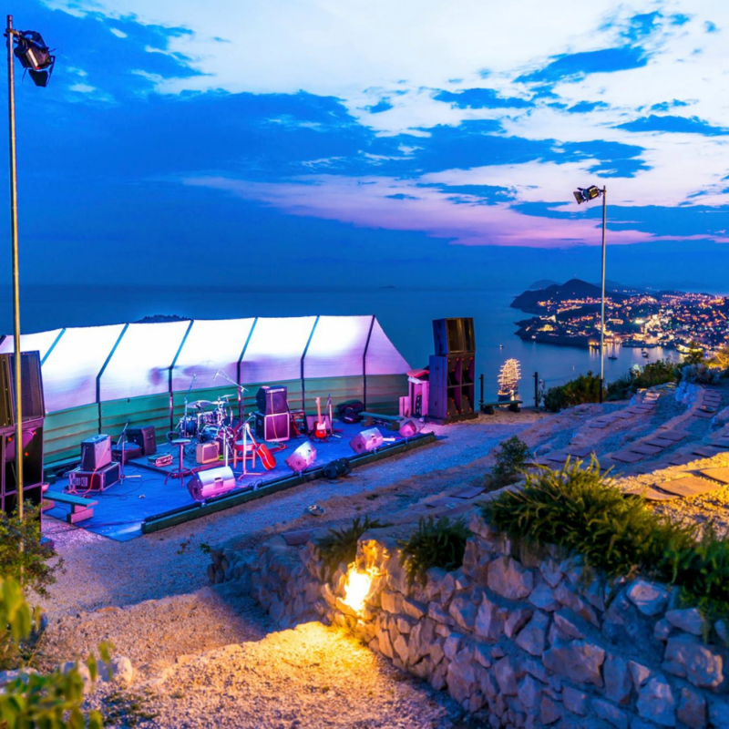 Quasarr + Morso + S3ngs + Big Strip Gorila + Moskva + Orvel + Embassy 516 + Valetudo + Feredon + Yaye + NLV + Dinamit duo, autorica: Kristina Barišić