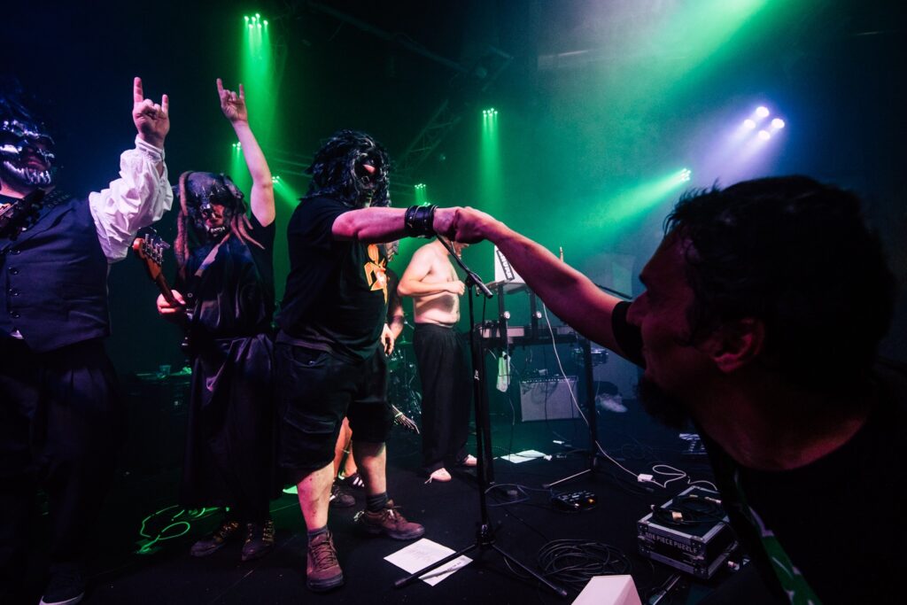 Po' Metra Crijeva + Ochi autor: Dragutin Andrić