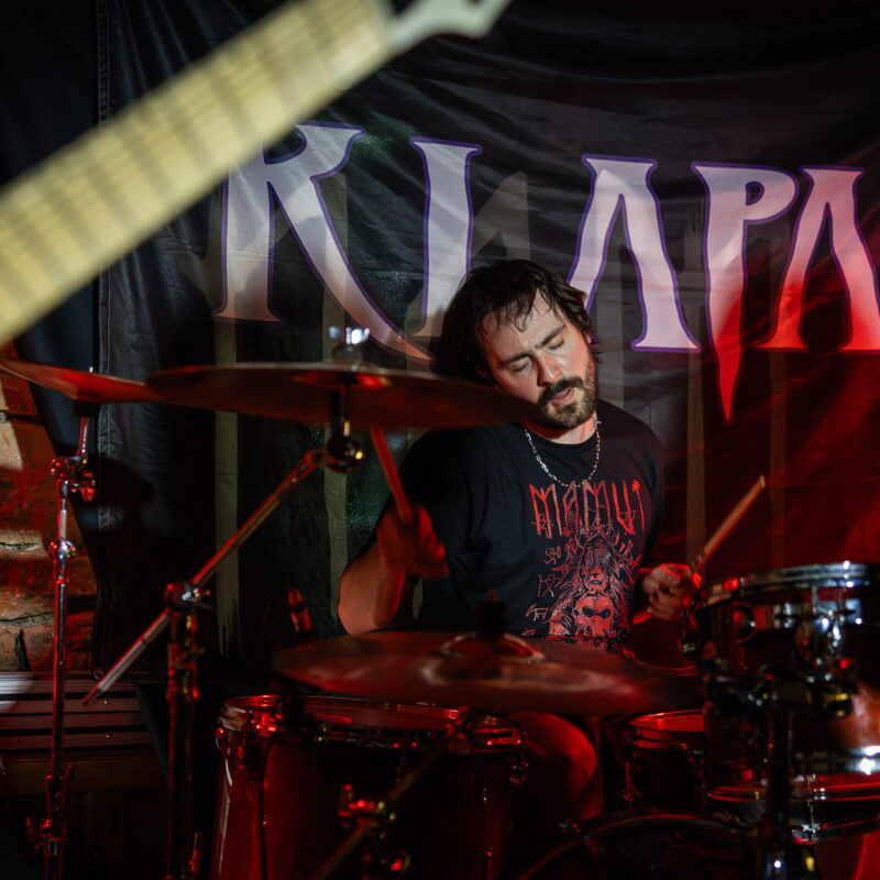 Mamut, Klapan, Homeless Among Tombs, autor: Filip Kovačević