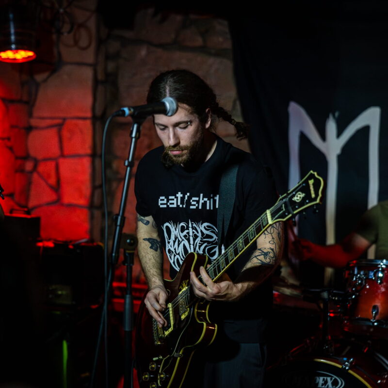 Mamut, Klapan, Homeless Among Tombs, autor: Filip Kovačević