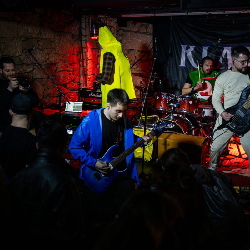 Mamut, Klapan, Homeless Among Tombs, autor: Filip Kovačević