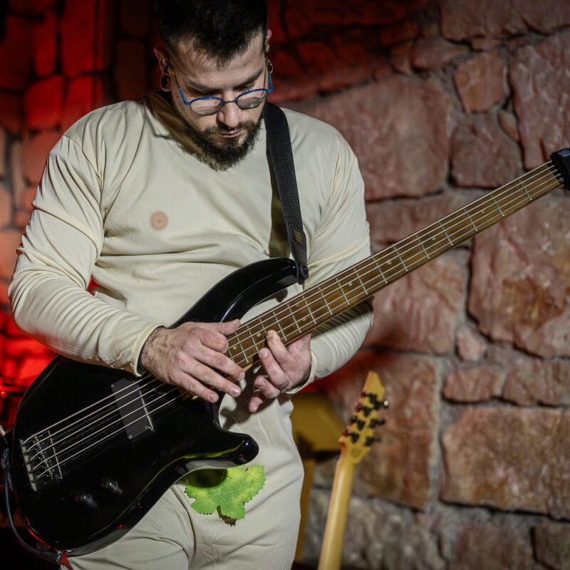 Mamut, Klapan, Homeless Among Tombs, autor: Filip Kovačević